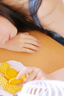钟嘉欣晒孕期泳装照